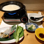 一碗水 - 母米粥(お粥のしゃぶしゃぶ 鯛、サメの心臓、つぶ貝、つぶ貝のキモ、ロメインレタス)