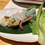 一碗水 - 母米粥 しゃぶしゃぶの具材(鯛、サメの心臓、つぶ貝、つぶ貝のキモ、ロメインレタス)アップ