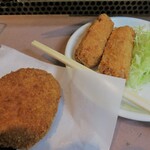 やみつきコロッケ（手前左：\70）とチーズチキン（奥右：\250）