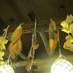 ばんや - 天井にいろいろなお魚が燻された感じに。