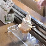 愛知牧場 モーハウス売店 - 愛知牧場のソフトクリーム(360円)