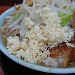 ラーメン やまや本店 - 追加トッピングでニンニクをお願いする