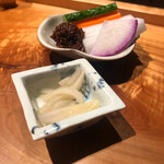 焼き鳥 とりら - ピクルスとスティックサラダ