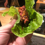 焼き鳥 とりら - 韓国風にサンチュで巻いて頂きます