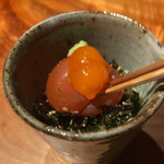 焼き鳥 とりら - 箸でずぶりで濃厚な卵黄が飛び出します！
      混ぜ混ぜして酢飯とのマリアージュで頂けるのは
      唯一無二の贅沢です‼︎