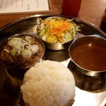 焼肉 三ちゃん - 特選山形牛をたっぷり使った和風牛すじ煮込み＆サラダ＆カレースープ：850円