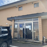 まるみ江戸東 - 店舗外観。12時前にも関わらず、駐車場はほぼ満車状態
