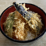 まるみ江戸東 - タレがかなりの薄口。なかなかご飯がすすみません…