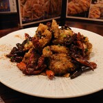 沖縄酒場ハイサイ - ズーラーチー　鶏肉の激辛和え？？　ビールがすすむくん　です(20-11)