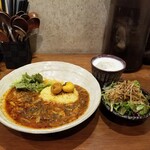 SPICY CURRY 魯珈 - クワトロ・キノーコ～４種のきのこの秋カレー～+ぷちサラダ+ラッシー