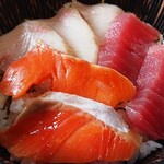 Manya - おまかせ丼はサーモン・カンパチ・マグロの海鮮丼