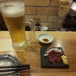 甲州肉炉端 炭とやまなし - 生ビールとお通しの馬刺