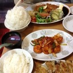 Chuuka Ryouri Gura - (奥から)チキンカツ定食、大盛ご飯、定食のスープ、エビチリ、普通ご飯、餃子2人前
