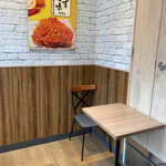 ケンタッキーフライドチキン - 店内は小さなテーブルが2卓