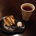 ワンスープスリーベジ - デザート(にんじんシフォン／黒豆茶)