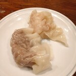 中華蕎麦にし乃 - プリプリの肉ワンタン(手前)、海老ワンタン(奥)