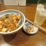 hirumeshibammeshidera - 納豆麻婆豆腐丼は、なかなか量が多くて辛いのでゆっくりいただくのがいいミャ。お通しはまぐろのなめろうミャった。