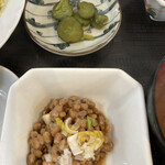 やま - 納豆とキュウリ漬け