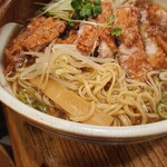 新高揚 - 平打ち中細麺。