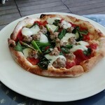 ACQUAMARE - 高菜とアンチョビ、モッツァレラ、トマトソースのピッツァ。
      頼んだのは娘で、お手洗いに行ってる間に提供されたもんだから出来立てが食べられず風にさらされ冷めちゃって……