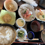 Ryoushiya Hide - 旦那さんのおまかせ御膳。刺身に天ぷらに酢の物に車麩の煮物。焼き魚に漬物にご飯にあおさ海苔の味噌汁が付きます。
