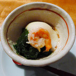 Ichiri - 以下登場順に、まずは海老・ワカメ・温泉玉子の小鉢