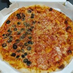 ヤマピザ - 左アンチョビ、右チーズ