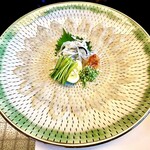 山田屋 - 綺麗な薄造りの刺身は、やや厚切りの関西と薄造りの関東の中間くらいかな。プリッとした食感と上品な旨味が自家製のポン酢にぴったり。