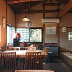 Teuchi Soba Hideya - 店内の様子。正面奥にドラムもありました。