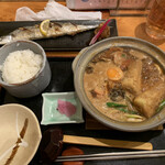 おぎ野 - 牡蠣入り味噌煮込みうどん、秋刀魚塩焼きとご飯。