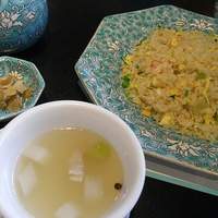 華都飯店 OsakaMetro本町ビル店 - かに炒飯￥1,050 (スープ、ザーサイ付)