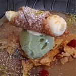 シクラメンテ - 2012.7 上に乗っていたのは、シチリア伝統のお菓子。中は、マスカルポーネチーズ♪