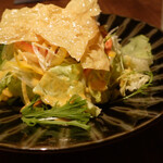 ずず 新鹿沼駅前 - 料理写真:お通し　湯葉チップの乘ったグリーンサラダ