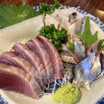 丸千葉 - 刺盛り。秋刀魚と鰯と烏賊と鰹。
      見た目のとおり、どれも新鮮で最高です。