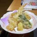 木曽路 - ◆天ぷら・・揚げたてで、天つゆで頂きます。海老・蓮根・ピーマン・カボチャなど。普通に美味しい。