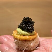 銀座 大石 - 北海道噴火湾の毛蟹のサラダを入れたグジェール　グリエルチーズを混ぜたシュークリームの皮、上にアボカドのクリーム、燻製をかけたキャビア・カボスを一搾り。 季節ごとに中身を変えていただくグジェール、いつもながらシャンパンに良く合います♪