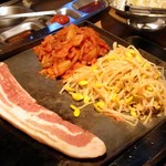 Samugyopusaru Senmonten Bejitejiya - サービスの焼キムチ・焼もやしとセンサムギョプサル
