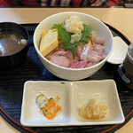 とっと めしや - 2020年11月。ばらちらし。味噌汁と小鉢付いて980円。