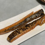 とっと めしや - 2020年11月。サーモンハラス焼366円。トースターでチンしてバーナーで皮を炙りました。