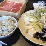 しゃぶ葉 - 料理写真:お肉は一皿4枚ずつ、ご飯は白米、わかめごはん、ちらし寿司。