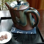 三芳家 - ほうじ茶おかわりと甘納豆