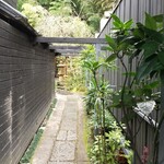 三芳家 - 奥にお店がある。