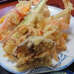 そば処 まるきや - 天ぷらが美味。海老ちゃん2尾と野菜、舞茸