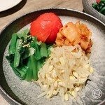 にくがとう - キムチとナムル盛り
