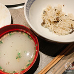 にくがとう - トリュフ（ごと）炊き込みご飯（これは皮の硬さと渋さがイマイチだった）
      半分食べた状態だけど、これにさっきのすき焼きをかける最高！あとコムタンスープ