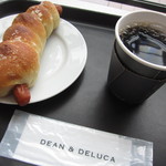 ディーン＆デルーカ マーケットストア - イートインスペースにてコーヒーとパン、６００円。