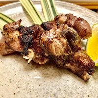 料亭 やまさ旅館 - 炭火焼き〜骨付きの肩肉を香り豊かな炭焼きに。スッポンの肉は身離れが良くスルッと肉が剥がれて美味い。『銀座しのはら』のたれ焼きが有名だが、シンプルな塩焼きも美味しいものだ。