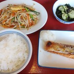 富山上袋食堂 - 鮭塩焼き＆野菜炒め＆わかめ酢＆ご飯小