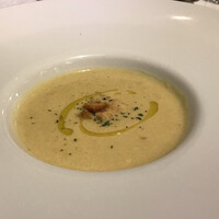 アマルフィイ・モデルナ - 湘南ディナーコース４２００円。安納芋と生姜のポタージュ。特徴は感じられませんでしたが、とても美味しいポタージュです（╹◡╹）