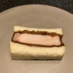 イチリン ハナレ - 酢豚 エゴマのシードとマスタードの蜂蜜漬けのサンド